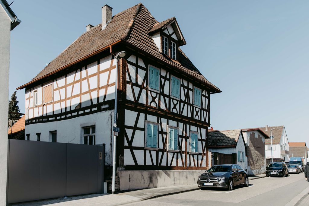 DENKMALGESCHÜTZTES ANWESEN SAMT SCHEUNE IN GROßZÜGIGER, GESCHLOSSENER